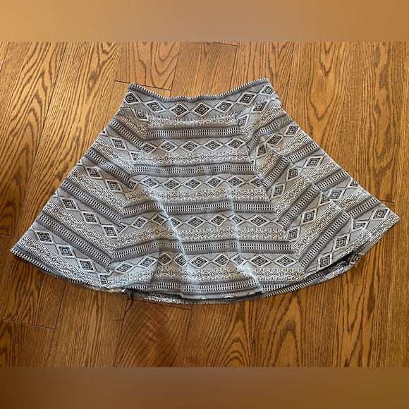 Women’s Pattern Skirt - Picture 1 of 3